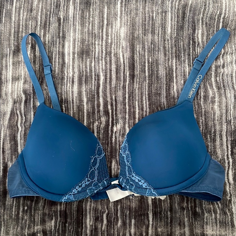 Calvin Klein Blue Lace Trim Bra，size 32B